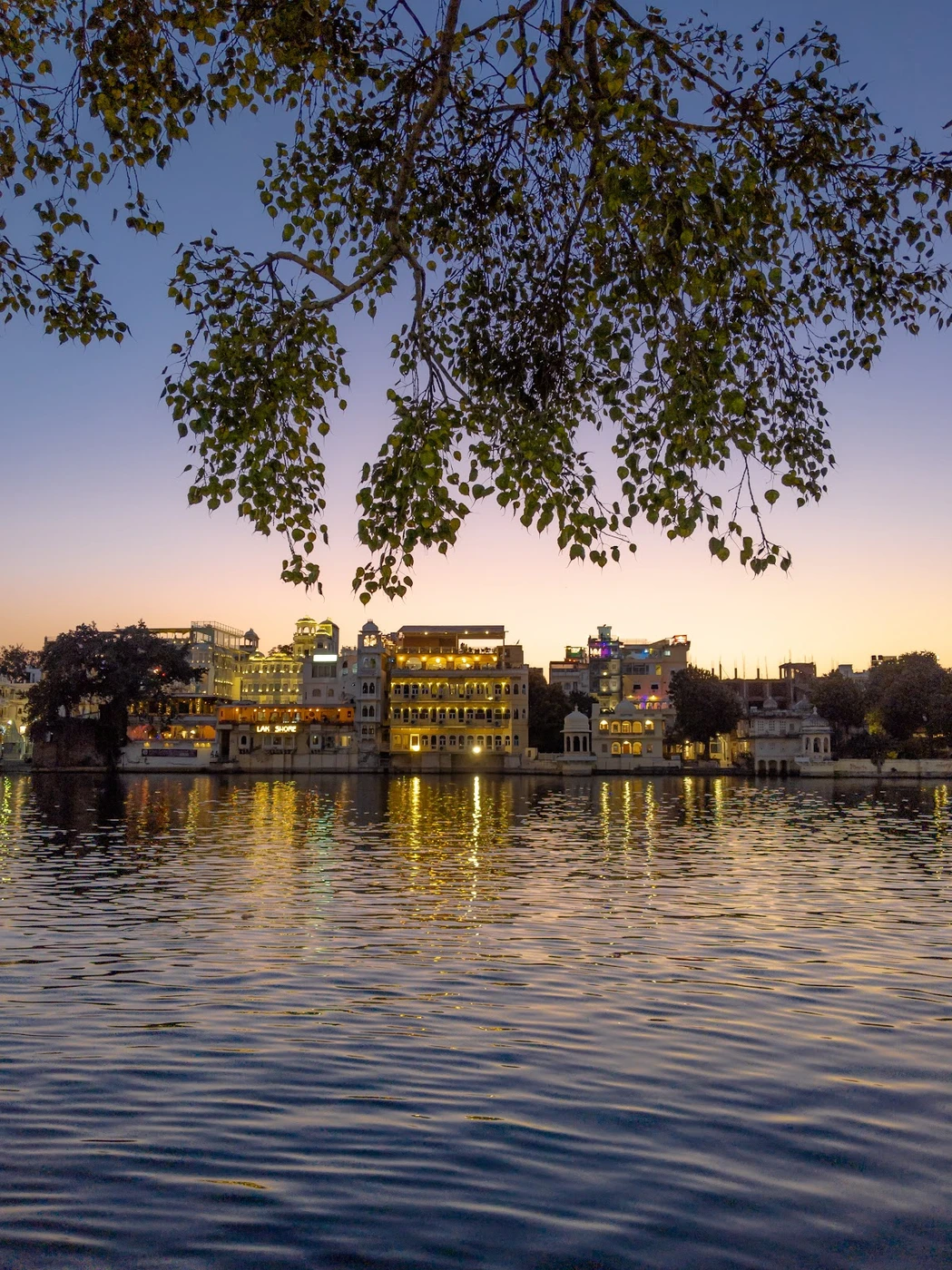 Taxi routes to Udaipur near Lake Pichola Lake Pichola in Udaipur for route-specific taxi planning