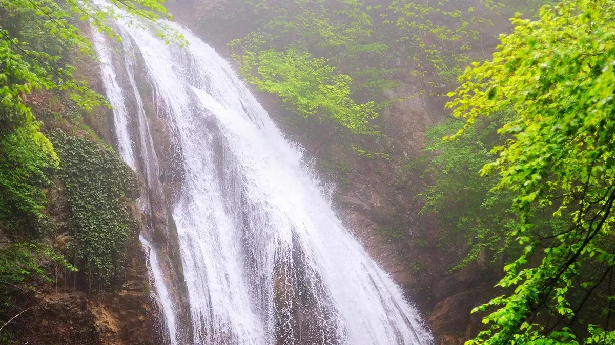 Jogini Waterfall in Manali