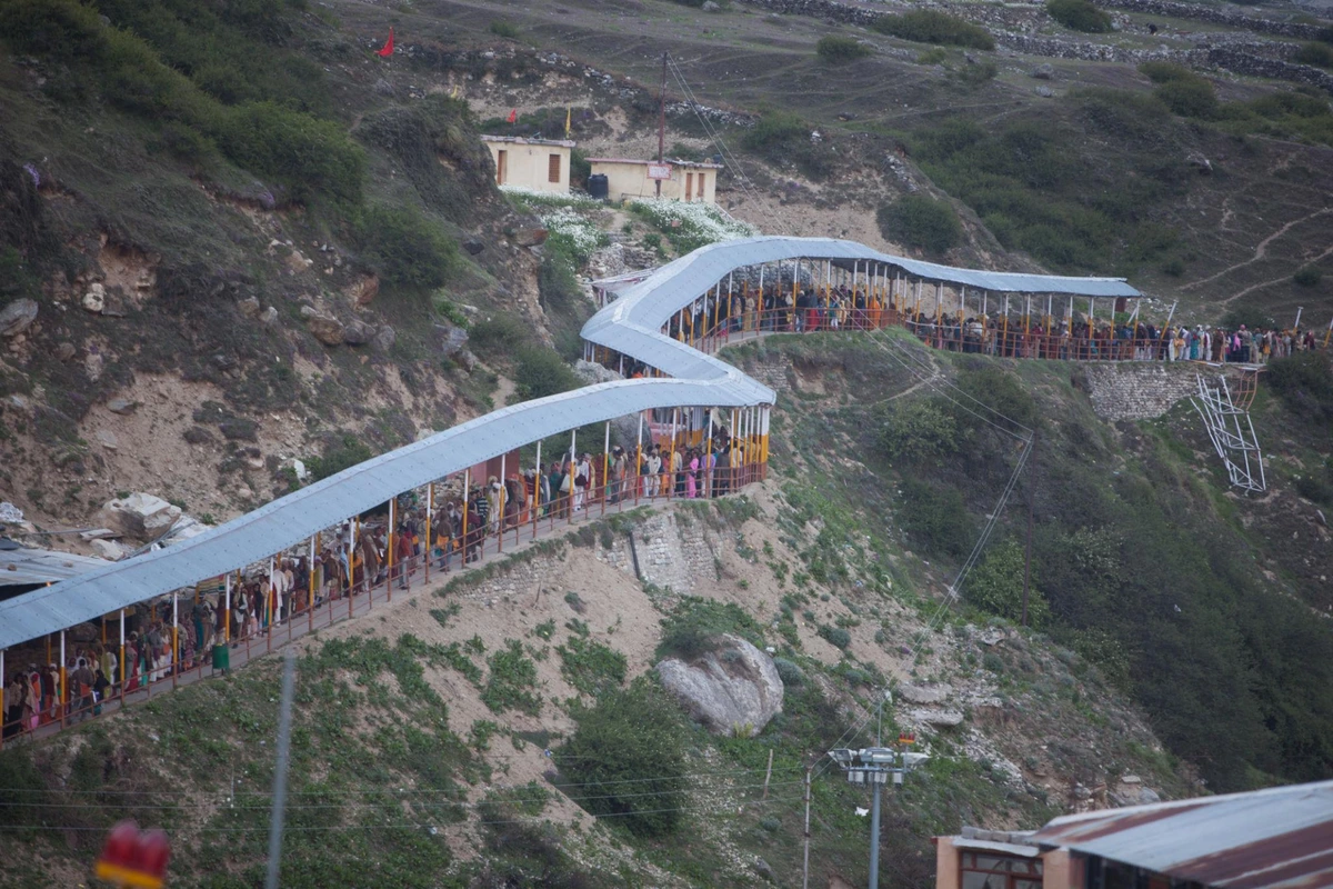 queue to Lord Badrinath temple dharshan in Badrinath Yatra Package from Haridwar gallery image 3